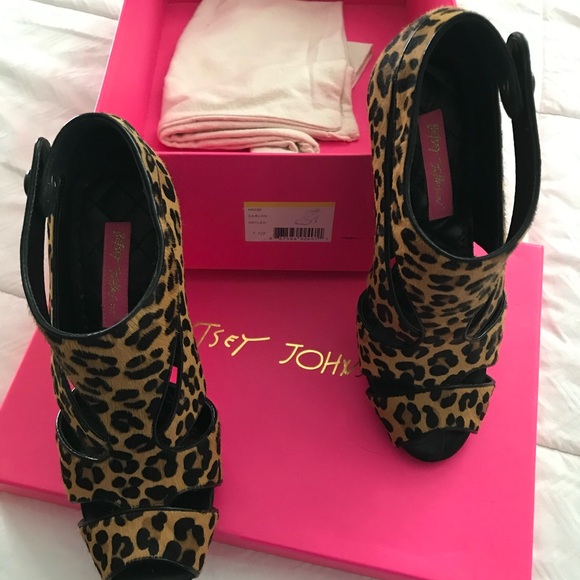 Betsey Johnson Shoes - Betsy Johnson heels 7.5 leopard